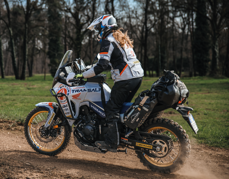 Giulia Filipi in sella alla Honda Transalp 750 con la quale parteciperà al progetto Paris NordKapp