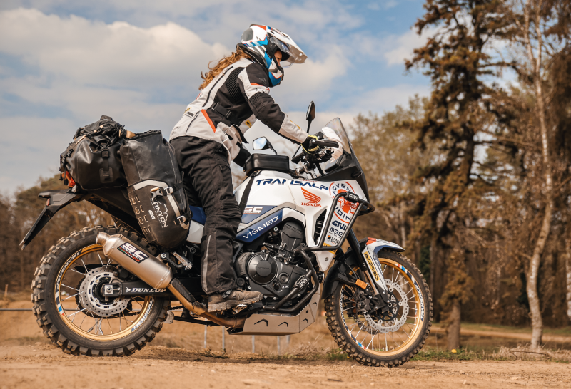 Giulia Filippi in moto su Honda Transalp 750, il mezzo scelto per il viaggio verso Capo Nord con il team Adventure Riding.