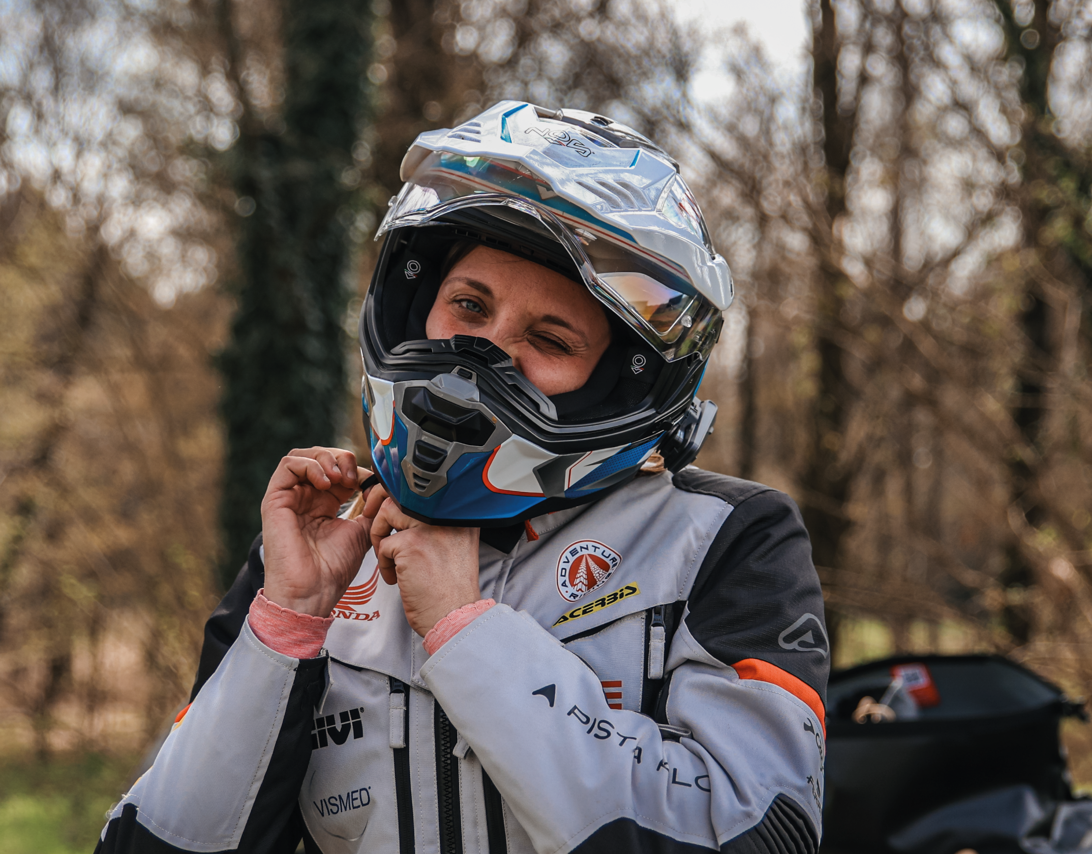 Giovanna Dall'Amico che indossa il casco NOS Helmet NS9 per la sua avventura alla Paris NordKapp insieme a Giulia Filippi