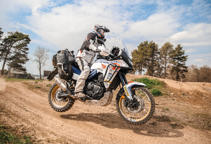 Honda Transalp 750 equipaggiata con pneumatico Dunlop D908RR durante i test del team Adventure Riding.